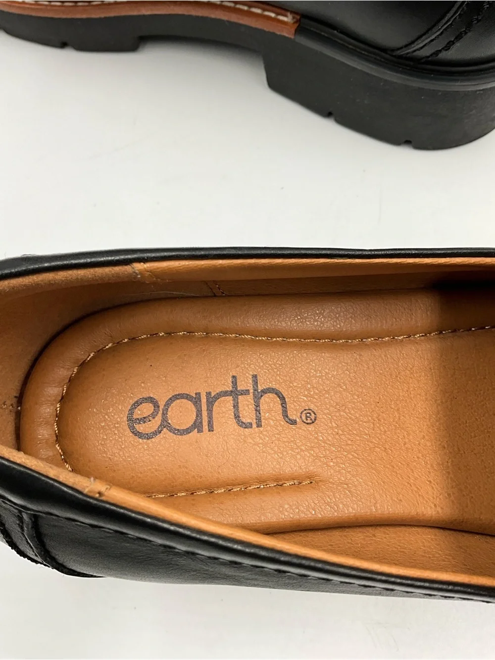 Earth Loafers Size 7.5 Black with Gunmetal Chain Accent